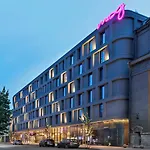 Отель Moxy Center 3*