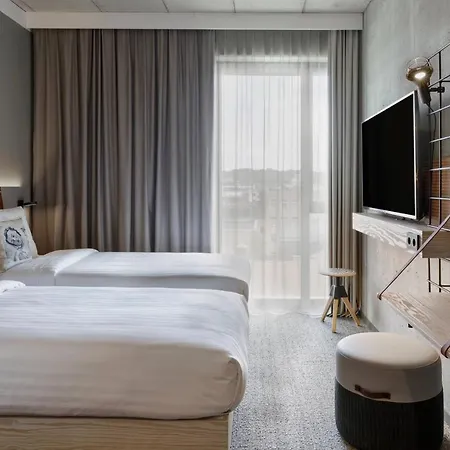 Moxy Center Hotel