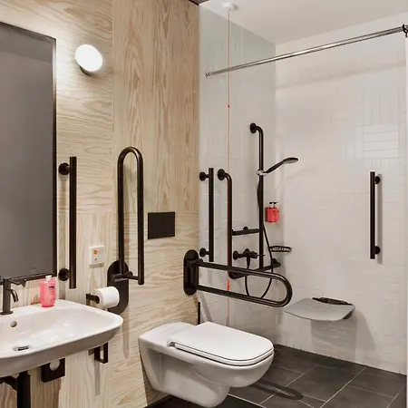 Moxy Center 3*