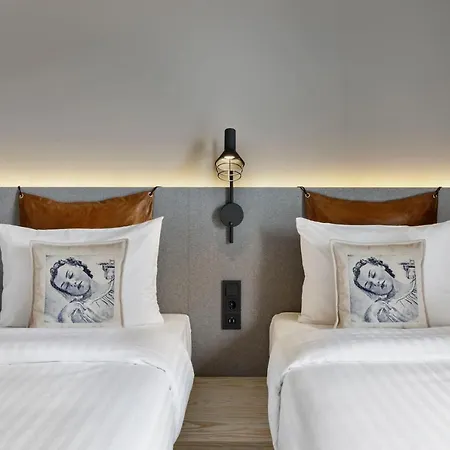 Moxy Center 3*