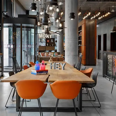 Moxy Center Hotel