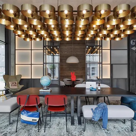 Moxy Center Hotel