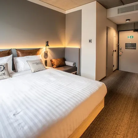 Moxy Center Hotel
