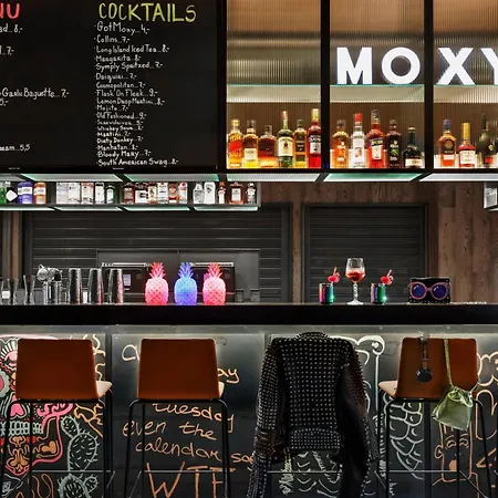 Moxy Center Отель