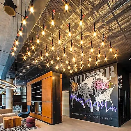 Hotel Moxy Center