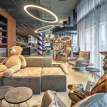 Hotel Moxy Center