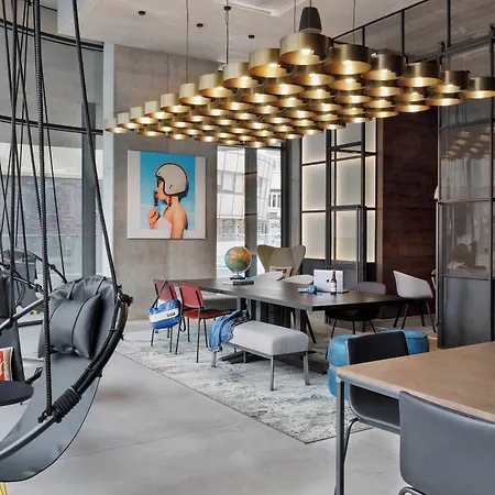 Отель Moxy Center