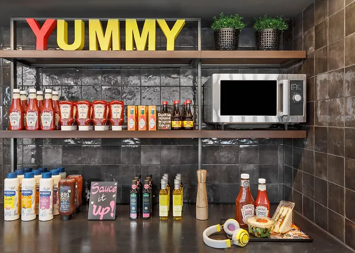 فندق Moxy Center 3*