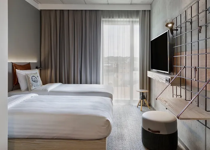 فندق Moxy Center 3*