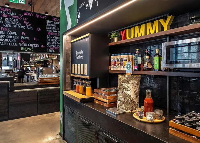 فندق Moxy Center 3*