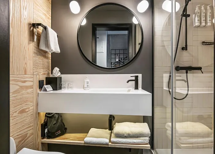 فندق Moxy Center 3*